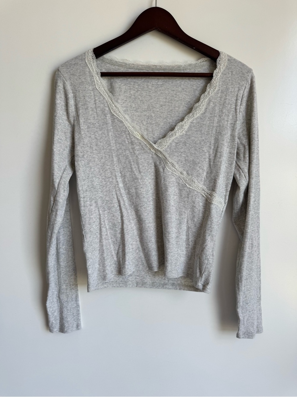 Hollister Long-Sleeve‎ Lace Trim Wrap Top babydoll gray white small y2k v neck